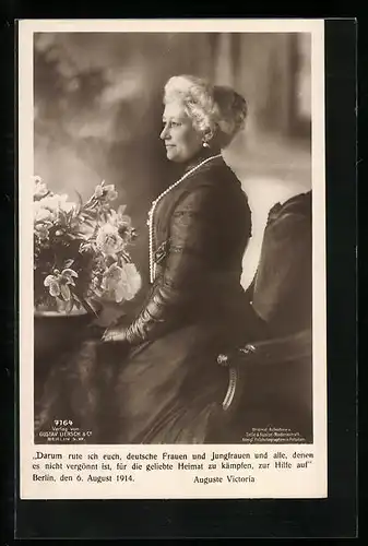 AK Kaiserin Auguste Victoria mit Handschuhen und Pelz vor einem Blumengesteck