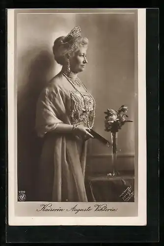 AK Kaiserin Auguste Victoria Königin von Preussen mit Krone, Blumenvase