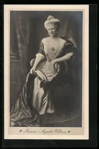 AK Kaiserin Auguste Victoria Königin von Preussen auf einem opulenten Stuhl sitzend