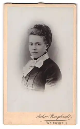Fotografie Atelier Burghardt, Weissenfels a. S., Portrait brünette Schönheit mit Schleife am Kleiderkragen