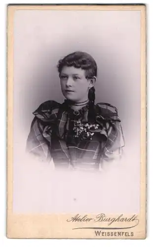 Fotografie Atelier Burghardt, Weissenfels a. S., Portrait hübsches Mädchen mit Ansteckblume an der Bluse