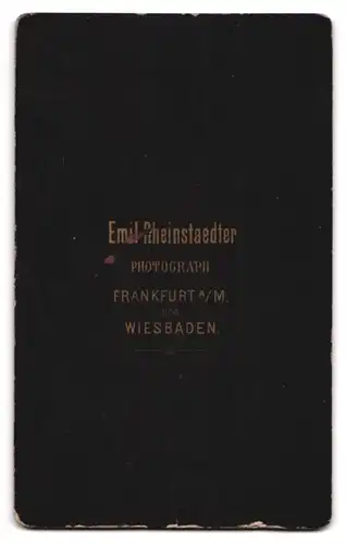 Fotografie Emil Rheinstaedter, Frankfurt a. M., frecher Bube elegant im Jackett