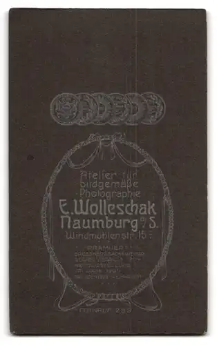 Fotografie Eduard Wolleschak, Naumburg a. S., Windmühlenstr. 15c, Portrait charmanter junger Mann mit Zwicker