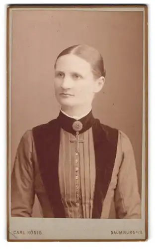 Fotografie Carl König, Naumburg a. S., Lindenstr. 4, Portrait schöne junge Frau mit Brosche am Kleiderkragen