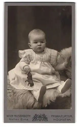 Fotografie Wilh. Husenbeth, Frankfurt a. M., Kaiserstr. 5a, Portrait süsses Baby mit Spielzeug in der Hand
