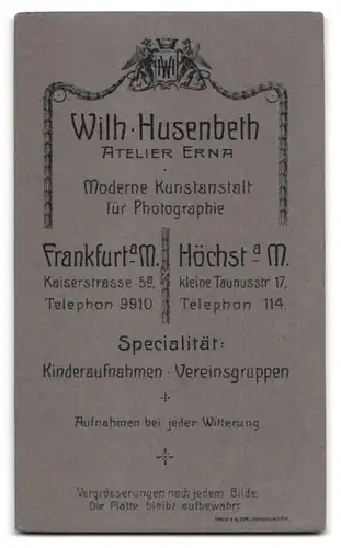 Fotografie Wilh. Husenbeth, Frankfurt a. M., Kaiserstr. 5a, Portrait süsses Baby mit Spielzeug in der Hand