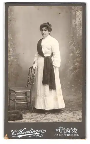 Fotografie C. Herrlinger, Ulm a. D., An der Promenade, Portrait einer elegant gekleideten jungen Frau
