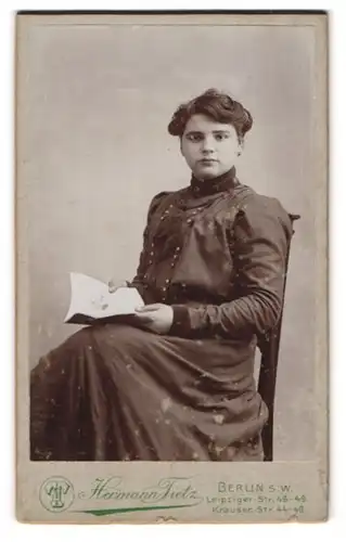 Fotografie Hermann Tietz, Berlin, Leipziger Str. 46-49, Portrait schönes Fräulein hält ein Buch in der Hand