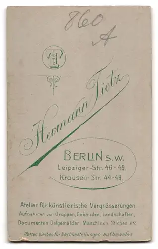 Fotografie Hermann Tietz, Berlin, Leipziger Str. 46-49, Portrait schönes Fräulein hält ein Buch in der Hand
