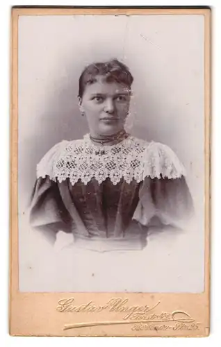 Fotografie Gustav Unger, Forst / N.-L., Berliner Str. 25, Portrait schönes Fräulein in elegant bestickter Bluse