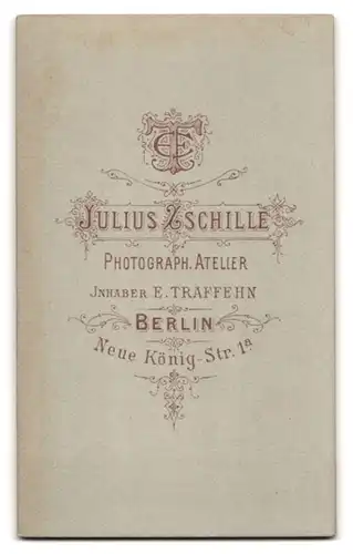 Fotografie Julius Zschille, Berlin, Neue Königstr. 1a, Portrait blondes Fräulein mit Brosche am Blusenkragen