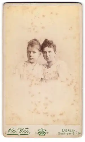 Fotografie Otto Witte, Berlin, Skalitzerstr. 54, Portrait zwei schöne junge Frauen in eleganten weissen Kleidern