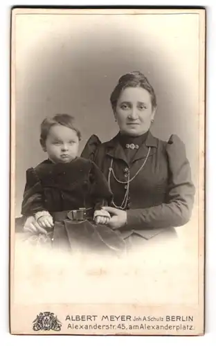 Fotografie Albert Meyer, Berlin, Alexanderstr. 45, Portrait stolzer Mutter mit Tochter im süssen Kleidchen