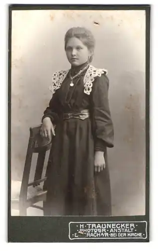 Fotografie H. Traunecker, Biberach a. R., blondes Fräulein in besticktem Kleid