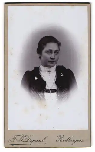 Fotografie F. M. Depaul, Riedlingen, Portrait dunkelhaarige Schönheit in elegant bestickter Bluse