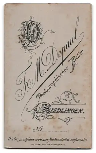 Fotografie F. M. Depaul, Riedlingen, Portrait dunkelhaarige Schönheit in elegant bestickter Bluse