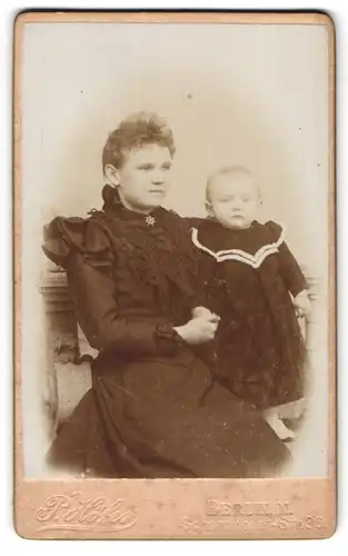 Fotografie P. Höfer, Berlin, Schernhorst-Str. 36, Portrait stolze Mutter mit süsser Tochter in eleganter Kleidung