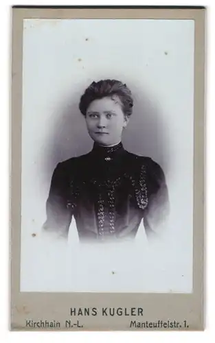 Fotografie Hans Kugler, Kirchhain / N.-L., Manteuffelstr. 1, Portrait brünettes Fräulein in prachtvoll bestickter Bluse
