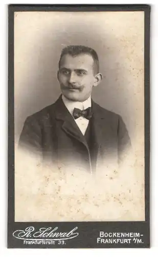 Fotografie R. Schwab, Frankfurt-Bockenheim a. M., Frankfurterstr. 33, Portrait charmanter Mann mit Schnurrbart