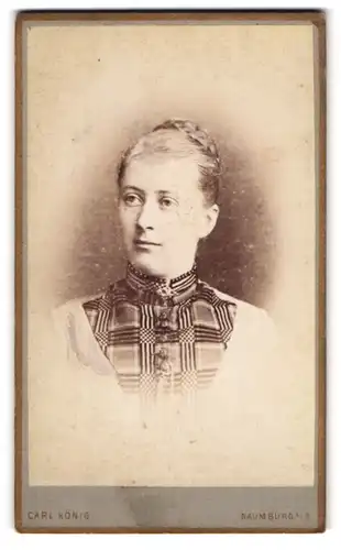 Fotografie Carl König, Naumburg a. S., Lindenstr. 4, Portrait blondes Fräulein mit Flechtdutt