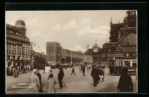 AK Essen, Bahnhofsvorplatz mit Passanten und Strassenbahn