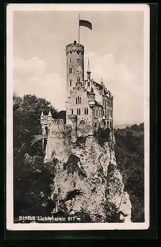 AK Schloss Lichtenstein, Gesamtansicht mit Flagge