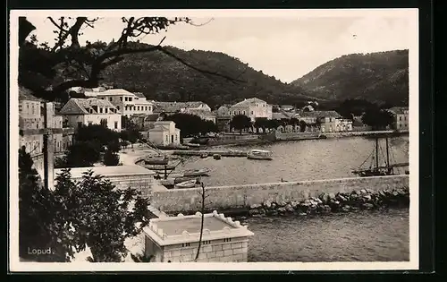 AK Lopud, Schiffe am Ufer, Blick auf die Stadt