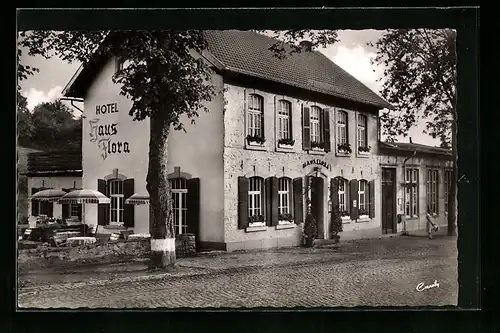 AK Monschau i. Eifel, vor dem Hotel Haus Flora