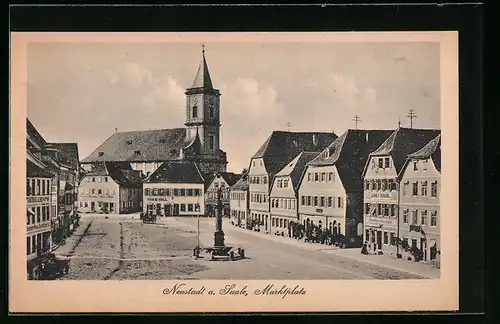 AK Neustadt a. Saale, Blick auf den Marktplatz, Haus Adam Voll und die Kirche dahinter
