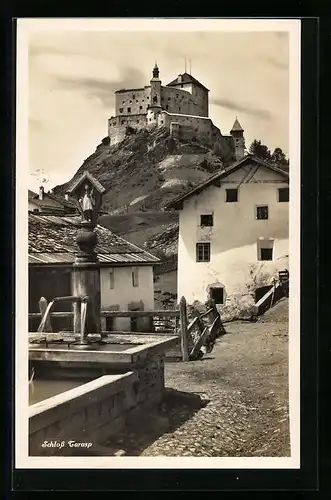 AK Tarasp, am Brunnen mit Blick hinauf zum Schloss