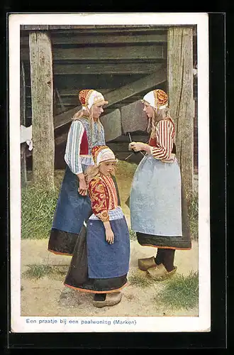 AK Marken, Een Praatje bij een Paalwoning, Damen in niederländischen Trachten