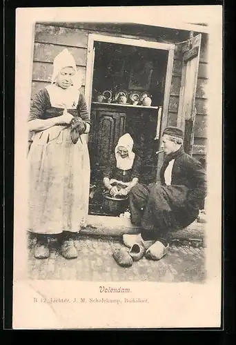 AK Volendam, Frauen und Mann in niederländischen Volkstrachten am Hauseingang