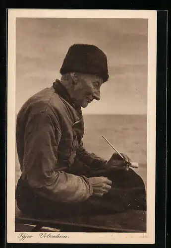 AK Volendam, niederländische Mann in Volkstracht am Meer