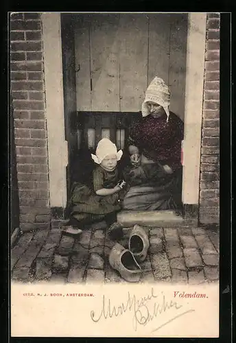 AK Volendam, Grossmutter mit Kind in niederländischen Volkstrachten