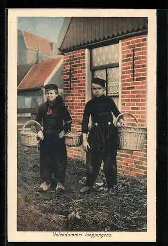 AK Volendam, Jungen in niederländischen Trachten mit Körben
