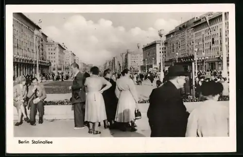 AK Berlin, Stalinallee mit Passanten