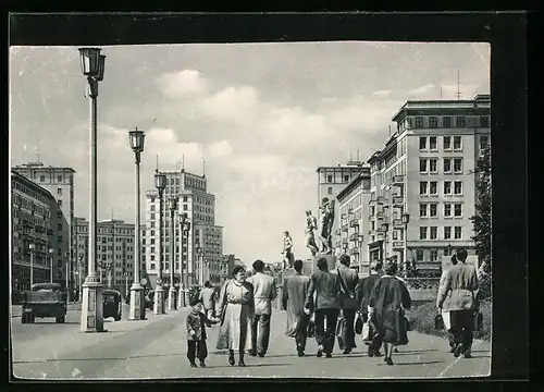 AK Berlin, Stalinallee mit Passanten