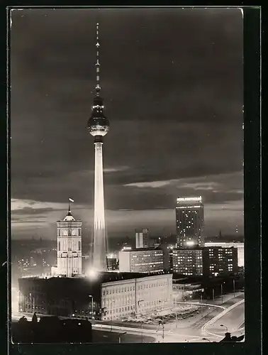 AK Berlin, Rathaus, Interhotel Stadt Berlin und Fernseh- und UKW-Turm bei Nacht