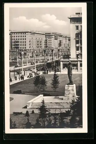 AK Berlin, Stalinallee mit Stalindenkmal