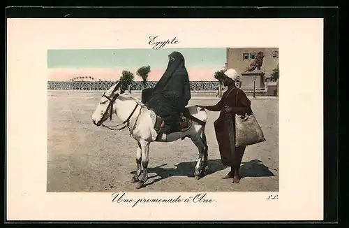 AK Ägypten, Vollverschleierte auf einem Esel in männlicher Begleitung