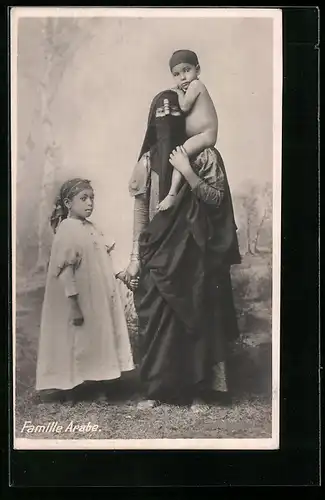 AK Araberin mit ihren Kindern, arabische Volkstypen