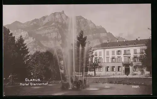 AK Glarus, Hotel Glarnerhof mit Springbrunnen