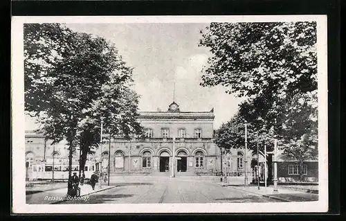 AK Dessau, Bahnhof mit Strassenbahn