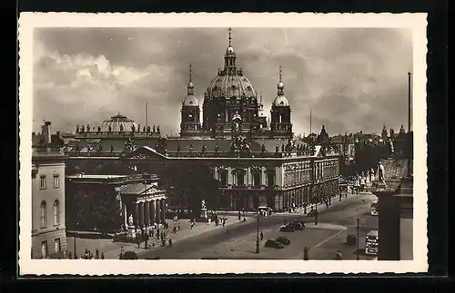 AK Berlin, Ehrenmal, Zeughaus u. Dom