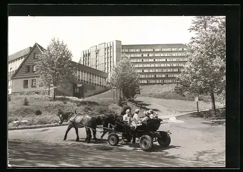 AK Oberwiesenthal /Erzgeb., Strassenpartie mit Erholungsheim Am Fichtelberg