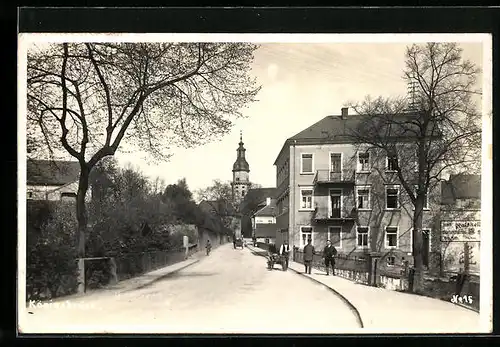 AK Königsbrück, Strassenpartie mit Kirche und Passanten