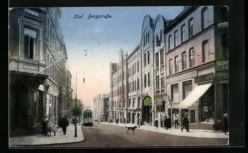 AK Kiel, Bergstrasse mit Passanten und Strassenbahn