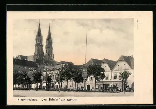 AK Klosterneuburg, Ortspartie mit Kirche vom Bahnhof aus gesehen