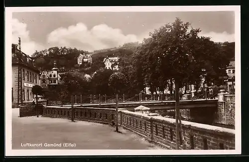 AK Gemünd / Eifel, Flusspartie mit Brücke