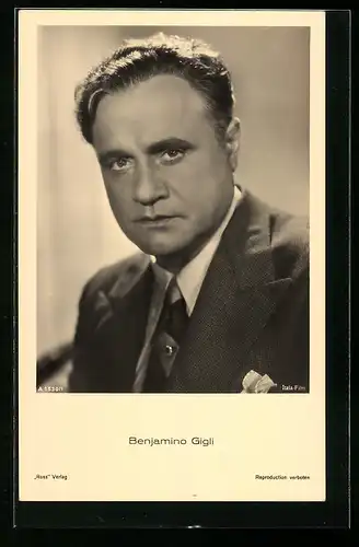 AK Opernsänger Benjamino Gigli mit ernstem Blick in Anzug und Krawatte